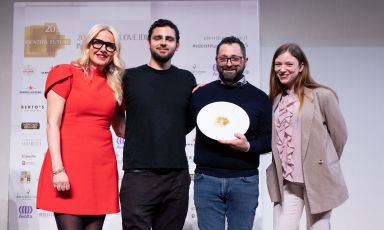 Matteo Bernardi de Le Calandre di Rubano ha vinto il premio Identità di Sala, attribuito da Identità Milano 2025 in collaborazione con Fondazione Cotarella. A premiarlo è stata Dominga Cotarella di Fondazione Cotarella (nella foto è la prima a sinistra, con Brando Marchi, Matteo Bernardi e Chiara Riccardi, direttrice operativa Intrecci). Questa la motivazione: "Tanti vorrebbero poter essere maitre-sommelier di un ristorante a tre stelle, custodi delle sue meravigliose cantine, anfitrioni in sala; per riuscirci, serve però essere professionisti straordinari, possedere non solo competenze superiori, ma anche inesauribile curiosità e ironica empatia. Le può vantare questo gran professionista veneto, che da 12 anni vi lavora"
