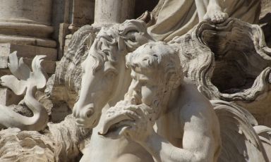 Un particolare di Fontana di Trevi. È esploso l'interesse dei grandi brand internazionali dell'hôtellerie di lusso per la nostra capitale, se n'è parlato nel Cluster Ospitalità di Identità Milano 2025
