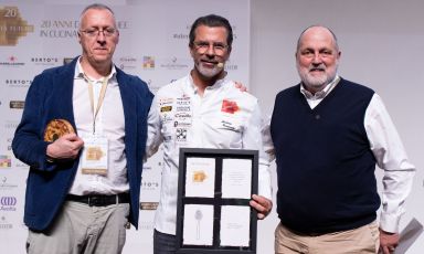 Andreas Caminada, chef tristellato del ristorante Schloss Schauenstein, in Svizzera nel Cantone dei Grigioni, premiato da Gabriele Zanatta e Paolo Marchi. Tutte le foto sono di Brambilla-Serrani
