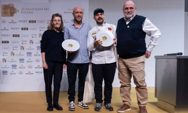 Il premio "Artigiano del Gusto" di Identità Golose 2025, in collaborazione con Quagliotti, è stato assegnato a Jacopo Ticchi e Marco Visciola. A premiare i due chef sono stati Paolo Marchi e Silvia Quagliotti, di Quagliotti. Questa la motivazione: "Essere capaci di esaltare la materia prima presuppone attenzione e studio, passione e tecnica. Premiamo due chef che tutto questo sanno fare molto bene, sono veri e propri artigiani del gusto. Arrivano da due mari diversi e ad unirli è una sensibilità fuori dal comune"
