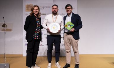 Diego Vitagliano ha conquistato il premio "Identità di Pizza" a Identità Milano 2025. A conferirglielo, nella foto, sono stati Cinzia Benzi e Marco Capezzuto, Chief Sales Officer di Latteria Sorrentina. La motivazione: "Tre sedi a Napoli, Bagnoli e Pozzuoli, pizze dalla struttura impeccabile per chi ha modernizzato gli impasti a lievitazione indiretta con biga e poolish. Ma questo maestro della pizza non si ferma a una sola visione, proponendo più varietà, compresi capolavori gluten free"
