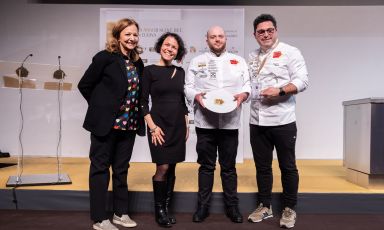 Da destra: Salvatore Bianco, il suo head chef Raffaele Langella, Elisabetta Sacchi (Senior Brand Manager di Molino Vigevano) e Cinzia Benzi. Bianco ha vinto il premio Creatività in cucina di Identità Milano 2025, in collaborazione con Molino Vigevano. La motivazione: "Essere creativi significa partire dalla propria storia, dal proprio percorso, dal proprio territorio, per varcare confini inesplorati, aprendosi a mille contaminazioni maneggiando appieno la creatività. In cucina"
