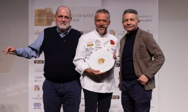 Giancarlo Perbellini tra Paolo Marchi e Michele Cannone, Lavazza Brand Away from Home Director. Lo chef ha conquistato il premio "Tipicità Italiana in Cucina" a Identità Milano 2025, in collaborazione con Lavazza. La motivazione: "Col nuovo ristorante ha realizzato un sogno: tornare dove tutto aveva cominciato, per dare luce a una vera eccellenza italiana. Che non si limita agli ingredienti o alle tecniche ma pervade ogni aspetto: dall'accoglienza al servizio, dal garbo all'atmosfera"
