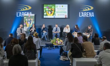 Sul palco dell'Arena dell'Allianz MiCo North Wing, a Identità Milano 2025, i protagonisti dell'incontro Golosi di Biologico. Corretti e sani stili di vita. Il benessere delle persone. Tutte le foto sono a cura di Brambilla-Serrani
