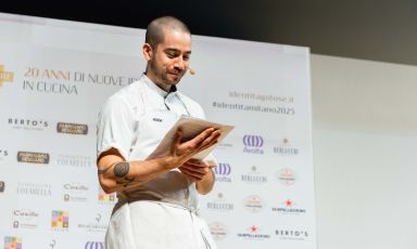 Jeremy Chan, sul palco del Main Stage a Identità Milano 2025. Foto di Brambilla-Serrani
