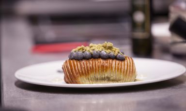 Ikigai, lievitato ideato da Gabriele Dani: impasto tipico del croissant, farcito con cioccolato e frangipane al sesamo nero e tè matcha, servito con namelaka al sesamo nero, crumble al tè matcha, scorza di limone, germogli e polvere di tè matcha. Tutte le foto sono di Brambilla-Serrani
