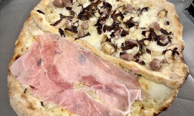 La sottile e croccante pizza bigusto, vera firma de La Baia dal 1969, qui declinata nell'iconica Bella Elena (con Emmenthal, pere e prosciutto cotto) e nella Come un risotto (con salsiccia, radicchio e brie)
