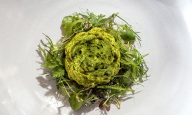 Lumache nel verde (con burro all’aglio orsino, tempura, misticanza e bernese verde) di Fabio Ingallinera, chef del Nazionale di Vernante (Cuneo)
