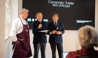 La presentazione del lavoro di Ernst Knam per il Brachetto d’Acqui Docg. Il maître chocolatier è sulla sinistra, poi ci sono Cinzia Benzi, che ha presentato l'incontro, e Paolo Ricagno, presidente del Consorzio Tutela Vini d’Acqui
