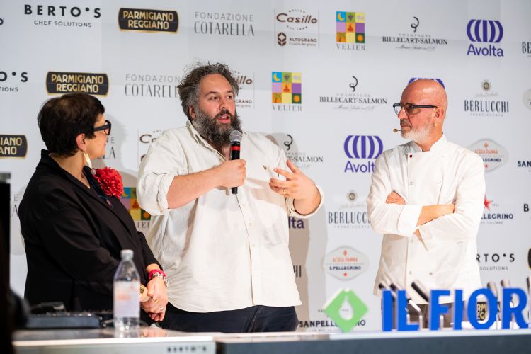 Sul palco è intervenuto anche Angelo Canessa (al centro), Mixology Manager di Velier, che ha spiegato l'abbinamento con lo Champagne Le Rosé Extra Brut Billecart-Salmon
