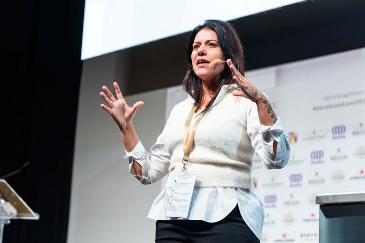 Janaina Torres, patron di Bar da Dona Onça,  A 