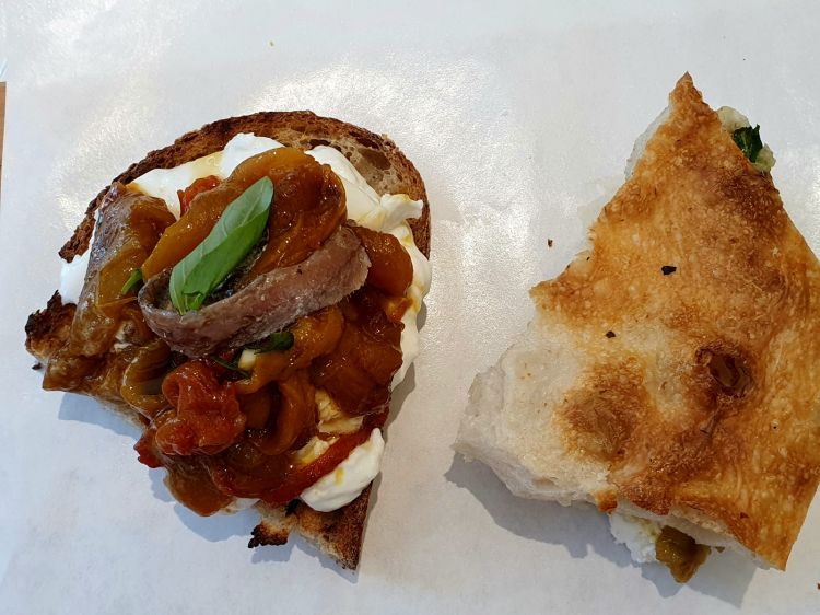 Crostone burrata, peperoni e acciughe
