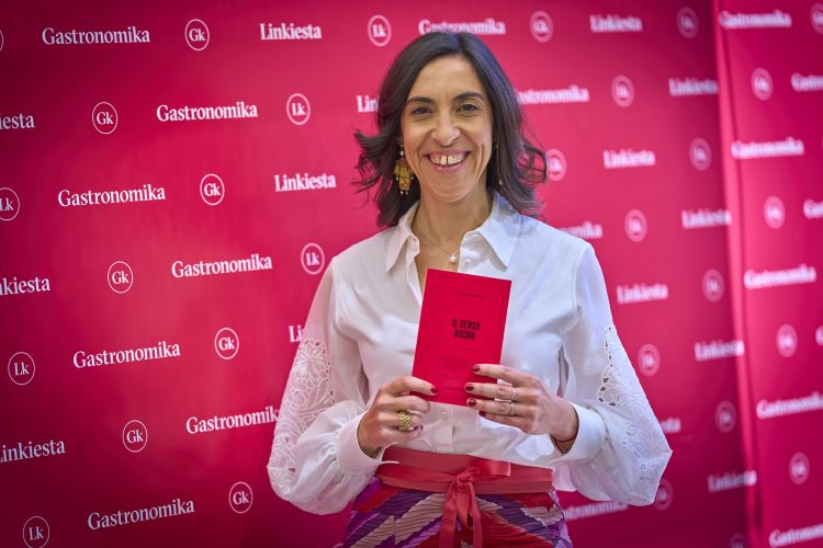 Anna Prandoni con il suo nuovo libro, Il Senso Buo