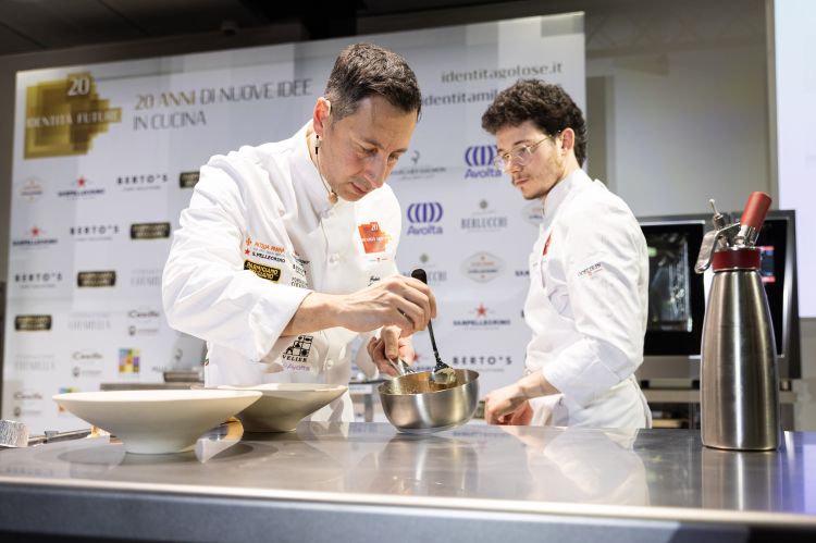 Fabio Abbattista, chef del ristorante Abba a Milano, si cimenta in una reinterpretazione del soufflè dopo un consiglio di Paolo Marchi
