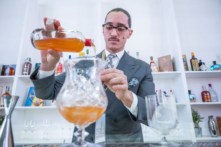 Abi El Attoui, bar manager di Ceresio7, ha presentato agli ospiti della masterclass alcuni dei cocktail della attuale drinklist
