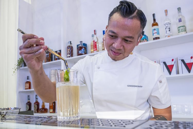 Agung Prabowo e la moglie Laura hanno avviato la prima masterclass della Bar Experience, portandoci a Hong Kong nel loro Penicillin dove la sostenibilità si coniuga perfettamente con una miscelazione di alto livello
