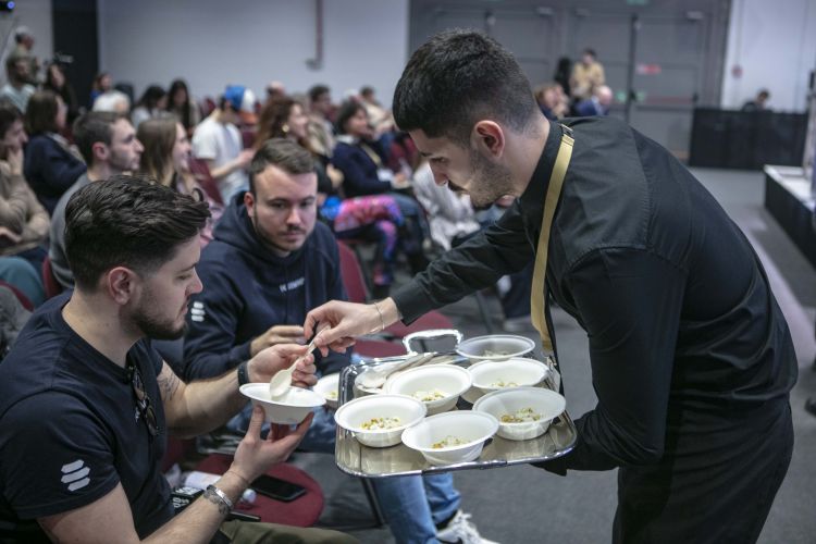 Gli assaggi dei piatti preparati al momento dagli chef sono una parte importante per il pubblico presente  
