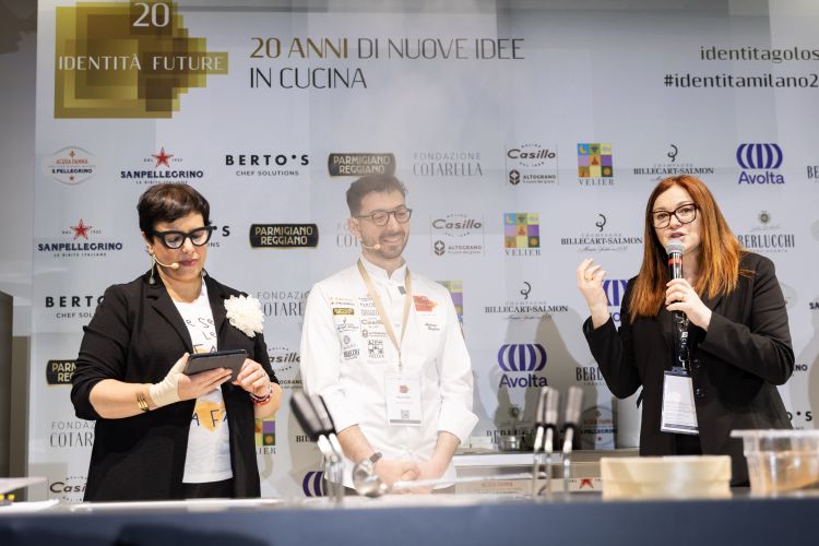 Lo chef calabrese Antonio Biafora tra Francesca Romana Barberini (a sinistra) e Eleonora Cozzella
