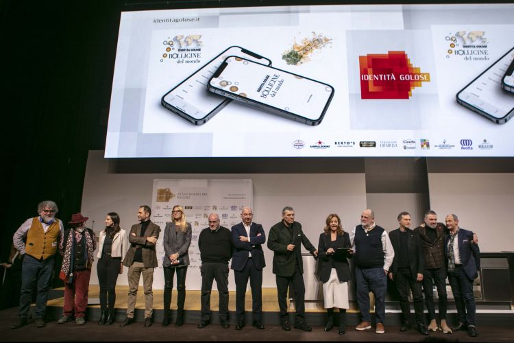 Foto di gruppo per il team di collaboratori di Bol