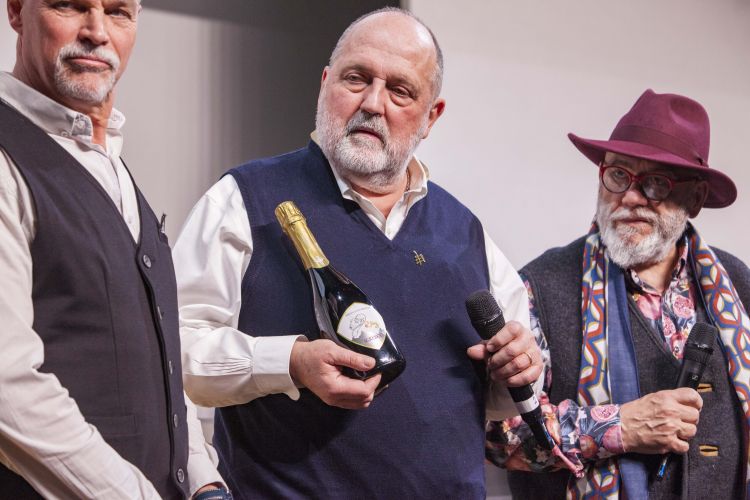 Paolo Marchi al centro con il Trentodoc dedicato al padre, insieme a Walter Webber e Nereo Pederzolli
