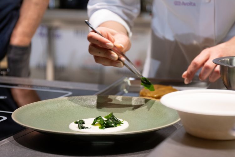 La preparazione della ricetta contro gli sprechi: ingrediente principlae il finocchio, utilizzato nella sua totalità
