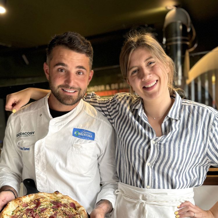 Carla Ferrari con Florent Mercier, co-fondatore di Pizza Cosy. Racconta Carla: «Qualche tempo fa, ho preso un treno per Saint-Étienne con l'intento di visitare le cucine di Pizza Cosy, senza sapere troppo bene dove mi avrebbe portato questa esperienza. Già alla mia prima visita presso la sede, sono uscita entusiasta: l’impegno dei team verso prodotti di qualità in continua evoluzione, garantendo al contempo la sostenibilità dei ristoranti e dell’azienda e un ambiente di lavoro stimolante, mi hanno spinto a far parte del progetto. Sono felice di essermi unita alla famiglia di Pizza Cosy e di diventare la chef esecutiva del gruppo»
