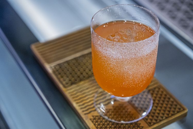 Il Tomacco a base di tequila, mezcal, peperone grigliato, mango è uno dei drink protagonisti della masterclass di Abi El Attoui
