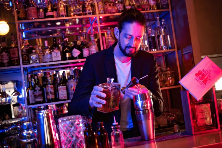 Il bartender Simone Bani
