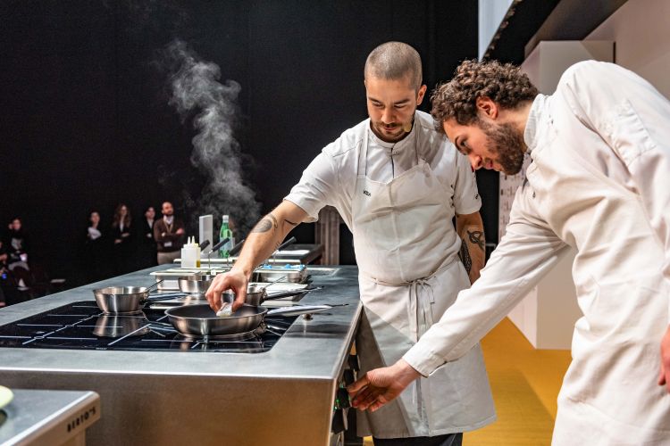 Jeremy Chan sul palco con il suo sous-chef da ormai 6 anni, Bibo, Riccardo Manca
