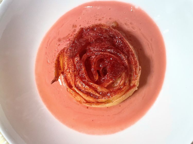 Rosa, Rosae, Rosetta
Rosetta modenese ripiena di Comté 48 mesi e spalla cotta, crema di Parmigiano Reggiano 90 mesi e rose, rose essiccate
