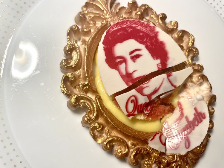 Zuppa Brexit
Zuppa inglese, amarene fritte e namelaka. Unico appunto sul dessert: avremmo preferito sentire in maniera più spinta la parte alcolica che avrebbe apportato maggiore verticalità al boccone. Visivamente, un capolavoro
