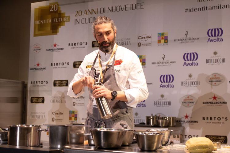 Riccardo Gaspari, chef del SanBrite di Cortina d'Ampezzo (Belluno), è cresciuto nell'azienda di famiglia con stalla e caseificio
