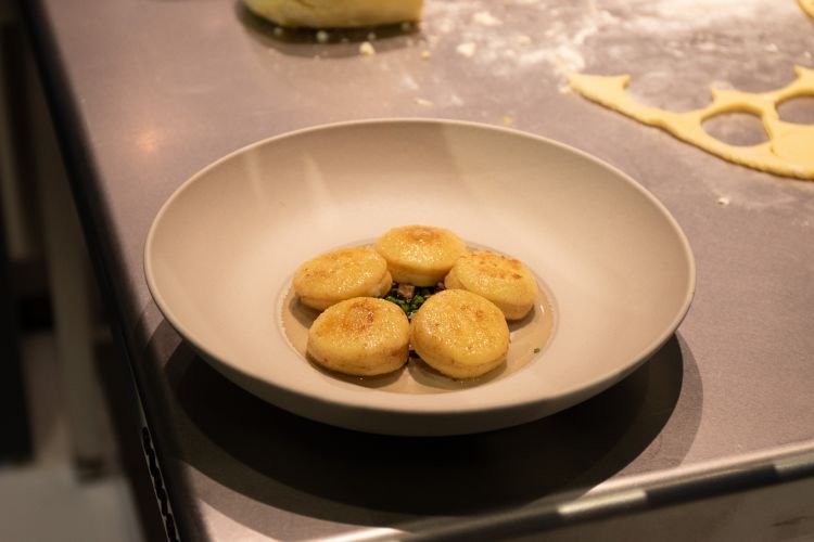 Lo gnocco con il ripieno di formaggi del caseificio di Gaspari e rifinita con spuma di Parmigiano Reggiano
