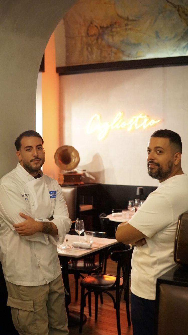 Da sinistra, Marco e Danilo, responsabile di sala. Nel magico trio c'è anche Ruggero, il fratello più grande, supervisore in cucina 
