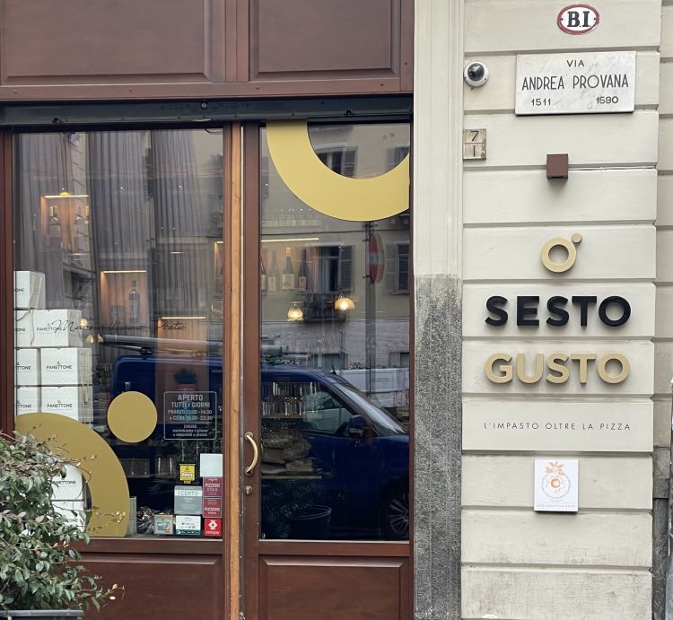 L'ingresso di Sestogusto in via Mazzini a Torino
