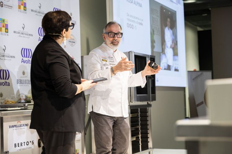 Francesca Romana Barberini e Norbert Niederkofler, chef dell'Atelier Moessmer, mentre spiega la filosofia del suo Cook the mountain
