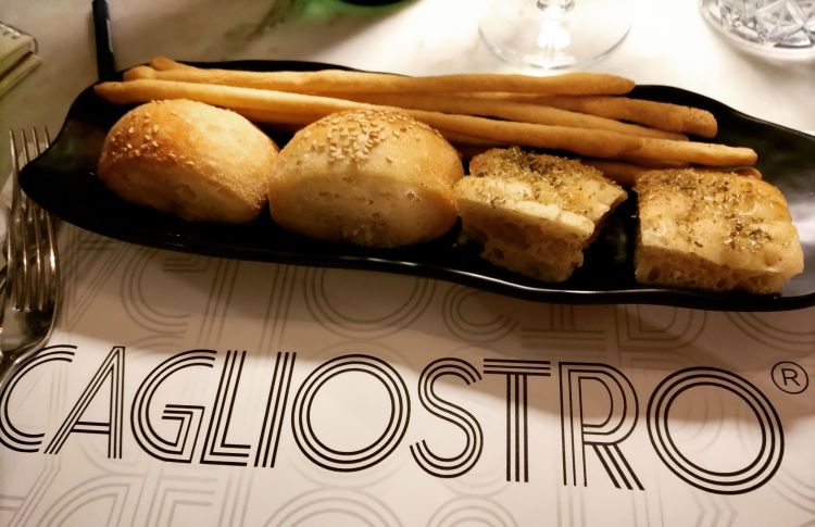 Più tipi di pane e croccanti grissini: tutto realizzato quotidianamente per accompagnare il menu di Cagliostro
