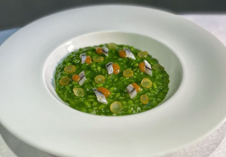 Risotto, cima di rapa, acciughe del Mar Cantabrico, alici, kumquat, mano di Buddha
