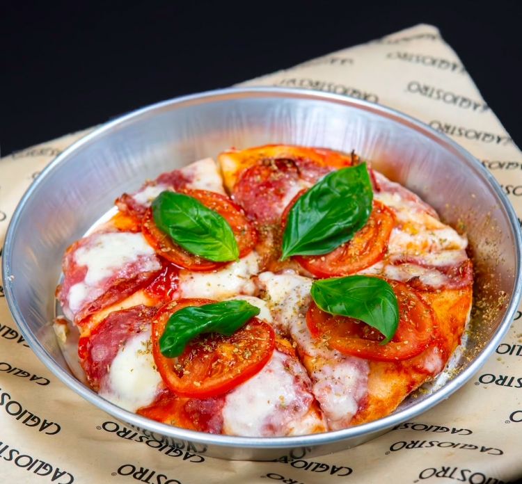 Cotta direttamente nel ruoto la Pizzetta rustica palermitana: salsa di pomodoro siccagno, salame dolce dei Nebrodi, fiordilatte campano, pomodoro occhio di bue, origano di montagna e olio evo. Top!
