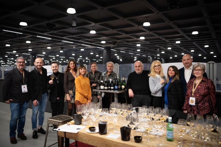 Foto di gruppo per i partecipanti al Salotto del Vino, dal titolo "Il giorno dei giorni"
