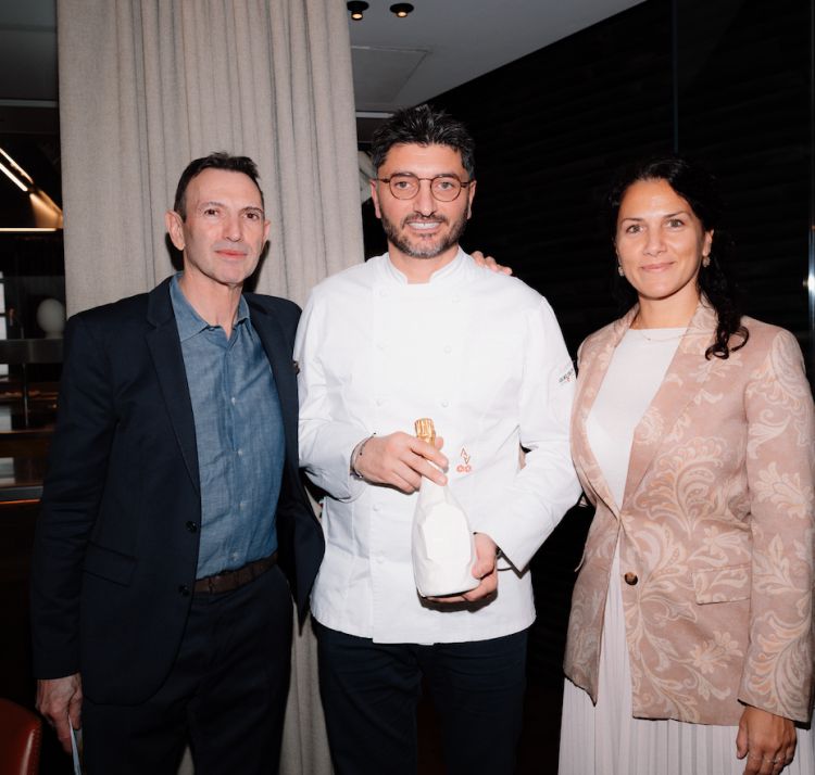 Da sinistra, Frédéric Panaïotis, Chef de Cave di Ruinart, lo chef Andrea Aprea dell'omonimo ristorante a Milano e Silvia Rossetto, Senior Brand Manager Ruinart 
