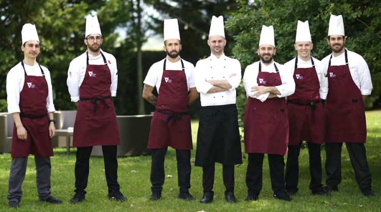 La  brigata di cucina di Vite a San Patrignano. Al centro, divisa bianca, lo chef Giuseppe Biuso
