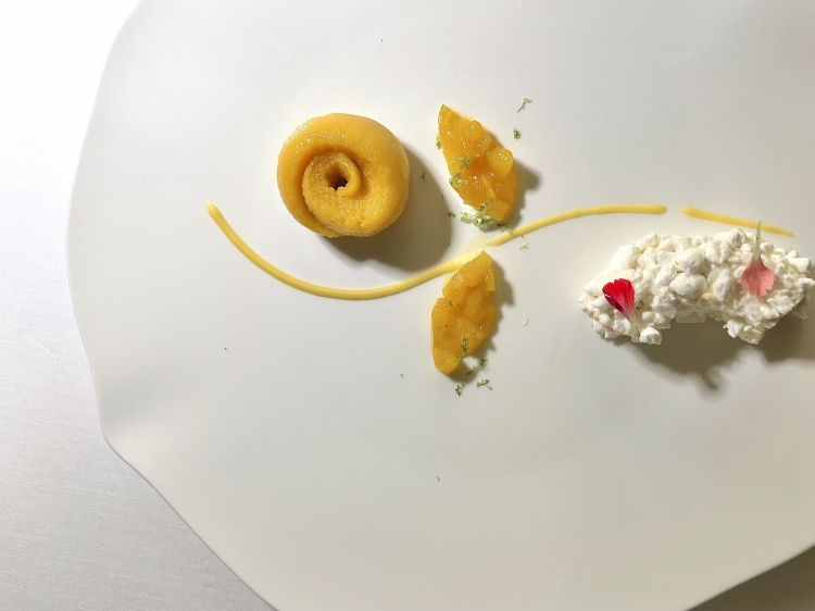 Zuccotto: semifreddo meringato alla ricotta, chutney di mango siciliano e gelato al frutto della passione
